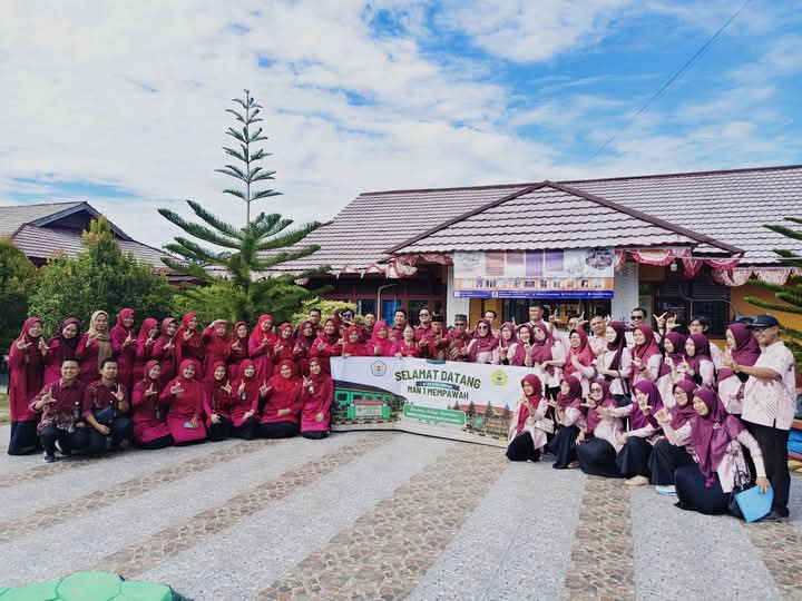  KUNJUNGAN STUDI TIRU MAN MEMPAWAH KE SMKN 1 SEMPARUK DALAM RANGKA PROGRAM ADIWIYATA