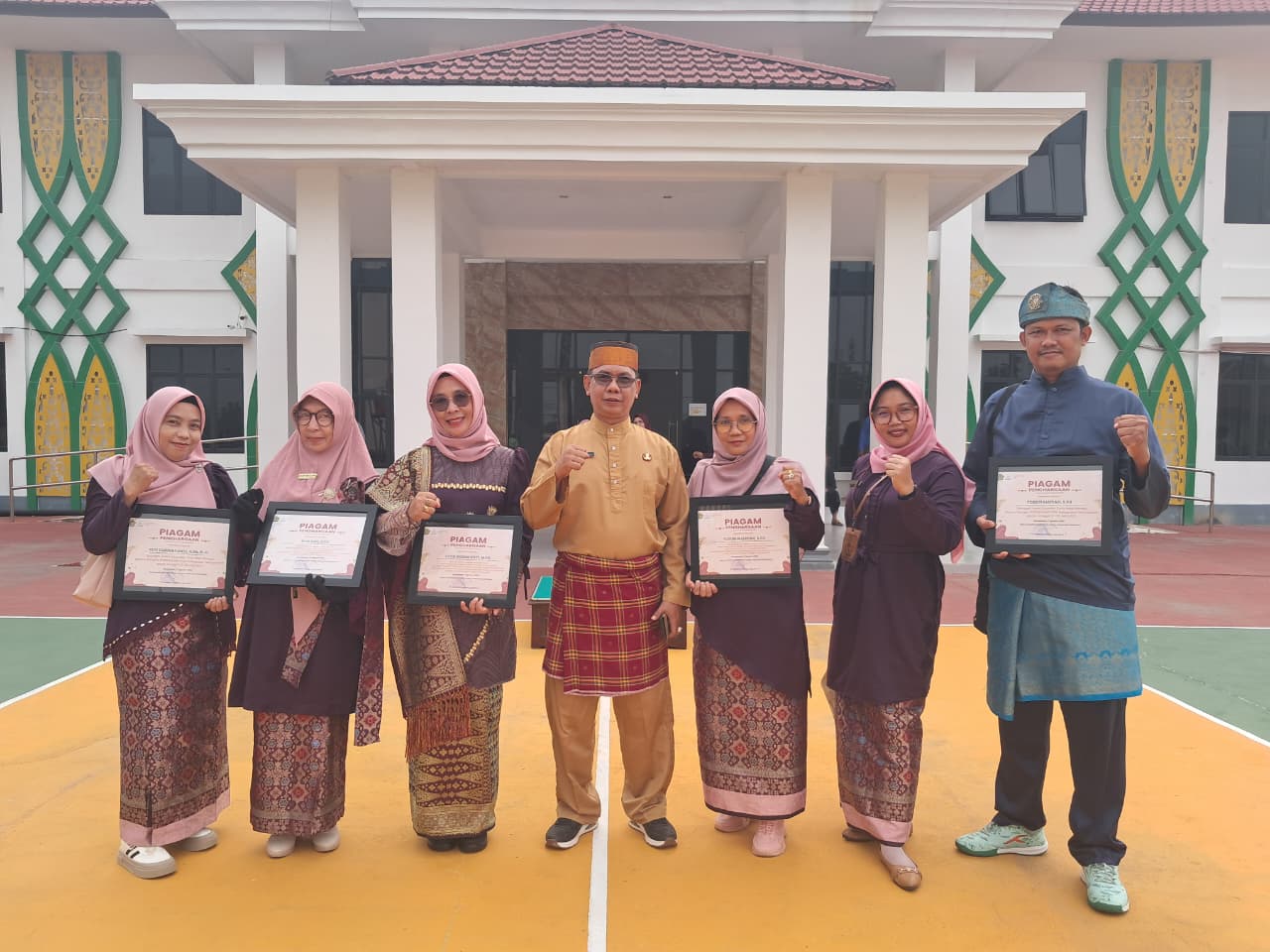Dari Lapangan Upacara ke Panggung Prestasi: Civitas Akademika MAN Mempawah Harumkan Nama Madrasah di HUT RI ke-81