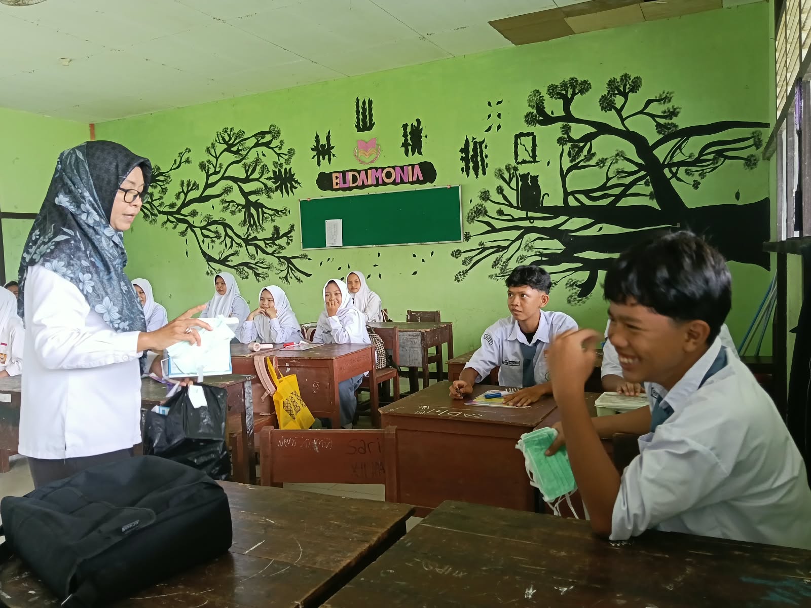 Wujud Kepedulian di Tengah Kabut Asap Karhutla, Dinas Kesehatan Kabupaten Mempawah Bagikan Masker kepada Murid MAN Mempawah